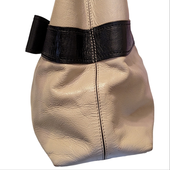 KATE SPADE/ VILLABELLA QUINN AVENUE BLACK BEIGE BOW SHOULDER BAG - Picture 4 of 13